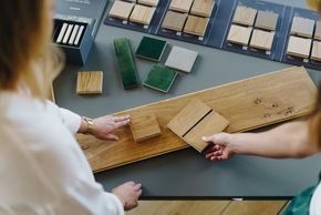 Personen betrachten Holzmuster